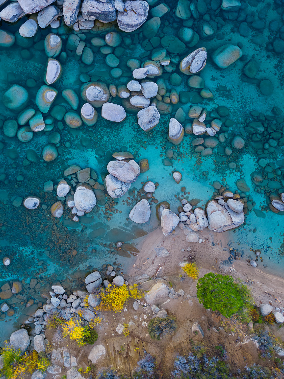 Seen from above, Tahoes crystalline waters provide a mosaic in shades of blue. I loved how the floor of the lake contrasts wonderfully...